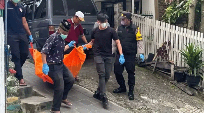 Polisi Bersama Warga Mengevakuasi Mayat Lansia di Pondok Agung. (Foto: Humas Polres Kerinci)