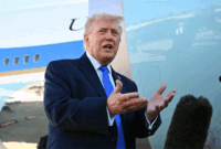 Presiden Amerika Serikat Donald Trump berbicara kepada wartawan sebelum menaiki pesawat kepresidenan Air Force One di Bandara Internasional Palm Beach, West Palm Beach, Florida, pada Senin (23/3/2026). Foto: Roberto SCHMIDT/AFP