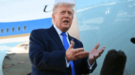 Presiden Amerika Serikat Donald Trump berbicara kepada wartawan sebelum menaiki pesawat kepresidenan Air Force One di Bandara Internasional Palm Beach, West Palm Beach, Florida, pada Senin (23/3/2026). Foto: Roberto SCHMIDT/AFP