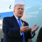 Presiden Amerika Serikat Donald Trump berbicara kepada wartawan sebelum menaiki pesawat kepresidenan Air Force One di Bandara Internasional Palm Beach, West Palm Beach, Florida, pada Senin (23/3/2026). Foto: Roberto SCHMIDT/AFP