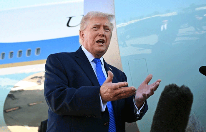 Presiden Amerika Serikat Donald Trump berbicara kepada wartawan sebelum menaiki pesawat kepresidenan Air Force One di Bandara Internasional Palm Beach, West Palm Beach, Florida, pada Senin (23/3/2026). Foto: Roberto SCHMIDT/AFP