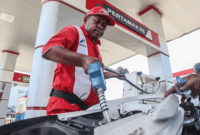 Petugas mengisi BBM jenis Pertamax ke tangki sepeda motor konsumen di salah satu SPBU Pertamina di Ternate, Maluku Utara, Senin (30/3/2026). Foto: Andri Saputra/ANTARA FOTO