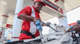 Petugas mengisi BBM jenis Pertamax ke tangki sepeda motor konsumen di salah satu SPBU Pertamina di Ternate, Maluku Utara, Senin (30/3/2026). Foto: Andri Saputra/ANTARA FOTO
