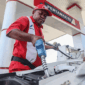 Petugas mengisi BBM jenis Pertamax ke tangki sepeda motor konsumen di salah satu SPBU Pertamina di Ternate, Maluku Utara, Senin (30/3/2026). Foto: Andri Saputra/ANTARA FOTO