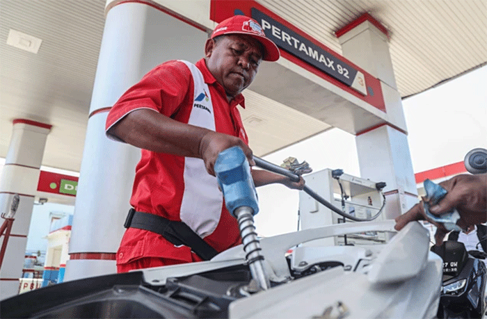 Petugas mengisi BBM jenis Pertamax ke tangki sepeda motor konsumen di salah satu SPBU Pertamina di Ternate, Maluku Utara, Senin (30/3/2026). Foto: Andri Saputra/ANTARA FOTO