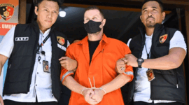 Polisi menggiring buronan Interpol warga negara Inggris, Steven Lyons (tengah), di Polda Bali, Denpasar, Bali, Selasa (31/3/2026). Foto: Fikri Yusuf/ANTARA FOTO