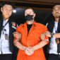 Polisi menggiring buronan Interpol warga negara Inggris, Steven Lyons (tengah), di Polda Bali, Denpasar, Bali, Selasa (31/3/2026). Foto: Fikri Yusuf/ANTARA FOTO