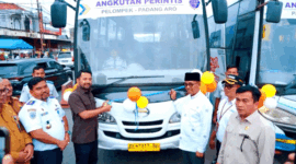 Layanan angkutan perintis milik Perum DAMRI untuk rute Padang Aro–Pelompek