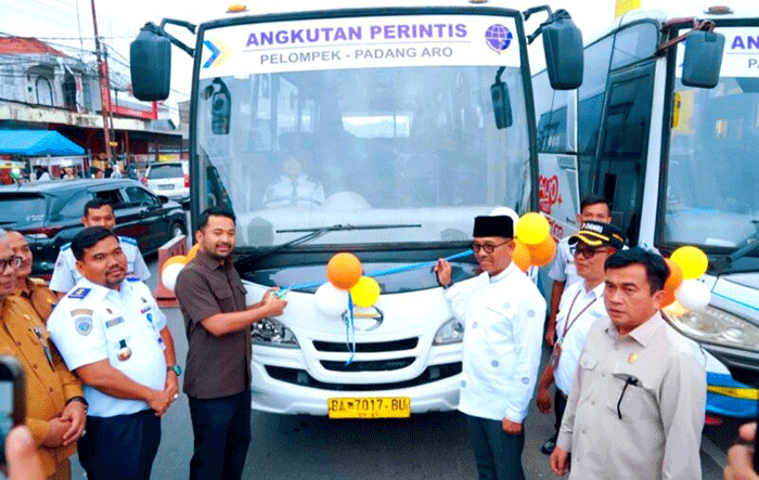 Layanan angkutan perintis milik Perum DAMRI untuk rute Padang Aro–Pelompek