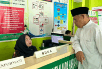 Azhar Hamzah melakukan peninjauan langsung ke Puskesmas Pondok Tinggi 