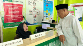 Azhar Hamzah melakukan peninjauan langsung ke Puskesmas Pondok Tinggi 