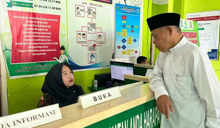 Azhar Hamzah melakukan peninjauan langsung ke Puskesmas Pondok Tinggi 