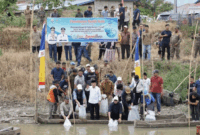 Penebaran benih ikan di Sungai Batang Merao, Desa Pinggir Air, Kecamatan Kumun Debai, Sungai Penuh
