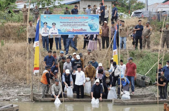 Penebaran benih ikan di Sungai Batang Merao, Desa Pinggir Air, Kecamatan Kumun Debai, Sungai Penuh