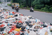 Terlihat sampah menumpuk beberapa waktu yang lalu di Kota Jambi.