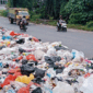 Terlihat sampah menumpuk beberapa waktu yang lalu di Kota Jambi.