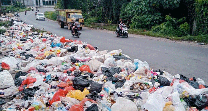 Terlihat sampah menumpuk beberapa waktu yang lalu di Kota Jambi.