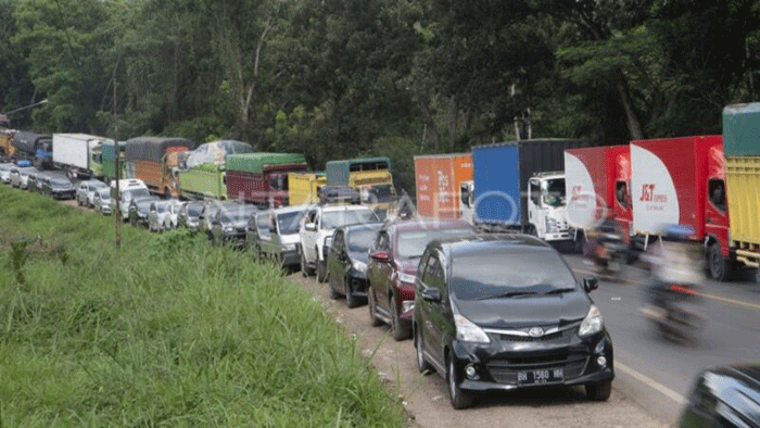 Kemacetan panjang terjadi di Jalan Lintas Timur (Jalintim) Sumatera yang menghubungkan Palembang dan Jambi
