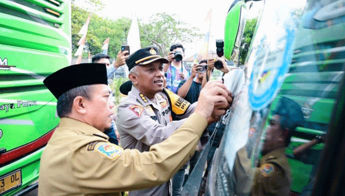 Gubernur Jambi, Dr. H. Al Haris, S.Sos, MH, melepas ratusan peserta mudik gratis di Terminal Tipe A Alam Barajo, Kota Jambi