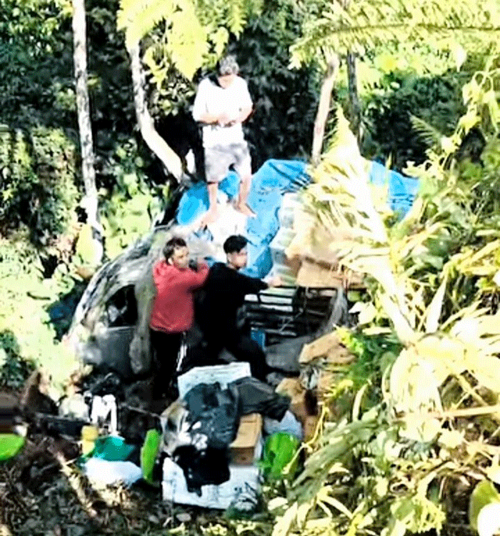 mobil Daihatsu Grand Max di laporkan mengalami kecelakaan tunggal hingga terperosok ke jurang