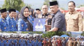 Kebijakan pembatasan belanja pegawai maksimal 30 persen berpotensi picu PHK massal. FOTO : Bupati Kerinci melantik dan membagikan SK PPPK Paruh Waktu