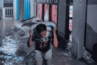 Warga Siulak, Kerinci memindahkan padi dari banjir.