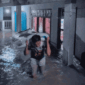 Warga Siulak, Kerinci memindahkan padi dari banjir.
