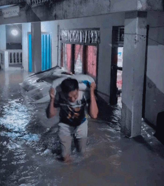 Warga Siulak, Kerinci memindahkan padi dari banjir.