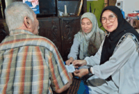 Pengurus Kopwan Talang Asri Desa Talang Lindung Memberi Bantuan Sosial kepada warga.