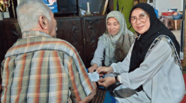 Pengurus Kopwan Talang Asri Desa Talang Lindung Memberi Bantuan Sosial kepada warga.