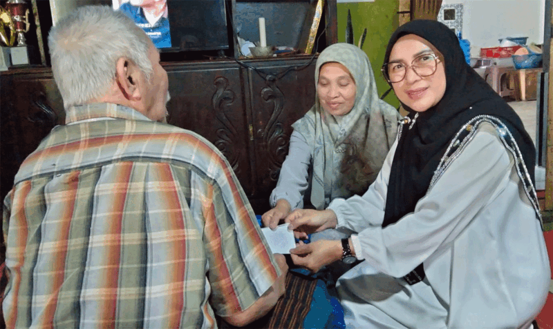 Pengurus Kopwan Talang Asri Desa Talang Lindung Memberi Bantuan Sosial kepada warga.