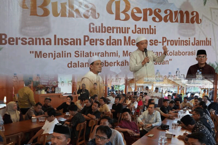  Gubernur Jambi Al Haris buka puasa bersama dengan insan media di kawasan Pondok Kito, Kota Jambi