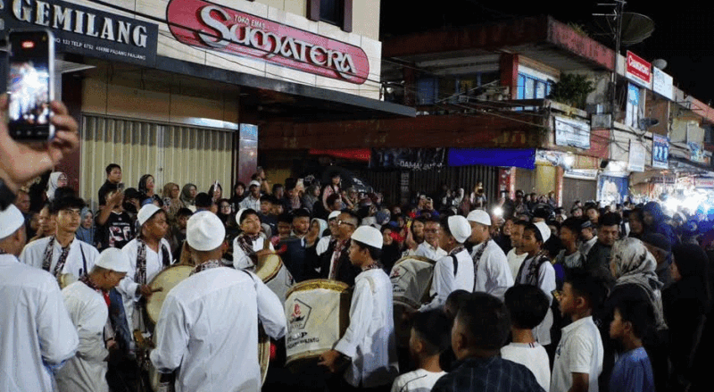 Suasana malam takbiran di pelataran Pasar Pusat Padang Panjang