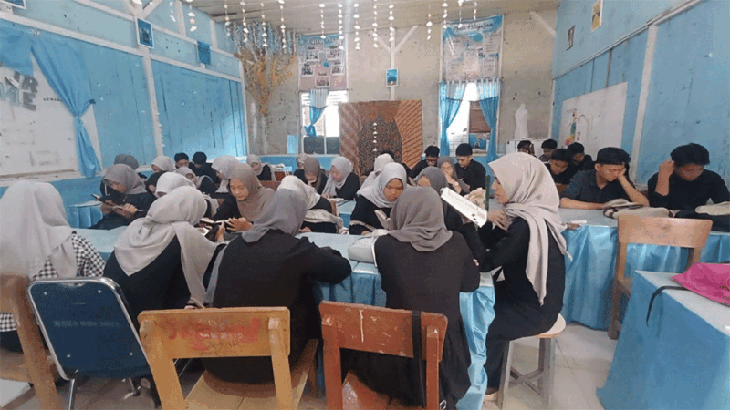 Siswa SMA 1 Sungai Penuh khusuk baca Alquran. Kamis (12/3)