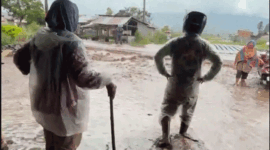 Hujan lebat disertai angin puting beliung melanda sebagian wilayah Kayu Aro dan Kecamatan Gunung Tujuh, Kerinci, Jambi pada Rabu (4/3/2026) siang sekira pukul 14.00 WIB.