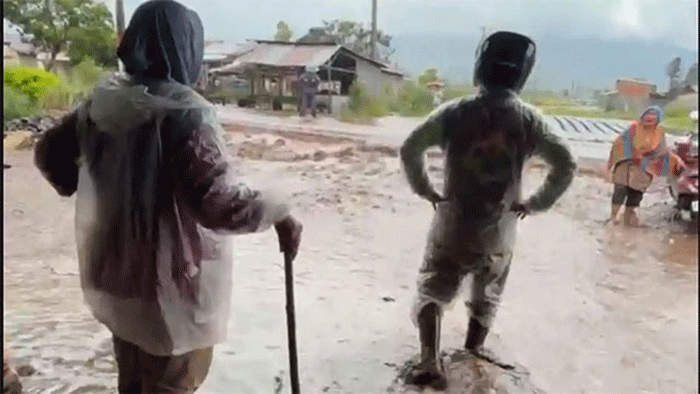 Hujan lebat disertai angin puting beliung melanda sebagian wilayah Kayu Aro dan Kecamatan Gunung Tujuh, Kerinci, Jambi pada Rabu (4/3/2026) siang sekira pukul 14.00 WIB.