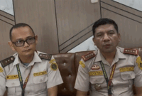 EKSPOR PINANG JAMBI - Kepala Balai Karantina Hewan Ikan dan Tumbuhan Jambi, Sudiwan Situmorang (kanan). Dia mengatakan ekspor pinang Jambi ke beberapa negara timur tengah, seperti Iran, Saudi Arabia, Pakistan, dan Uni Emirat Arab kena dampak konflik Iran vs Amerika-Israel, Jumat (6/3).