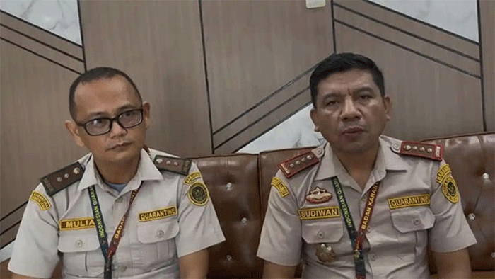 EKSPOR PINANG JAMBI - Kepala Balai Karantina Hewan Ikan dan Tumbuhan Jambi, Sudiwan Situmorang (kanan). Dia mengatakan ekspor pinang Jambi ke beberapa negara timur tengah, seperti Iran, Saudi Arabia, Pakistan, dan Uni Emirat Arab kena dampak konflik Iran vs Amerika-Israel, Jumat (6/3).