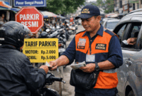ilustrasi Petugas parkir di Sungai Penuh mengenakan seragam sambil memungut tarif parkir
