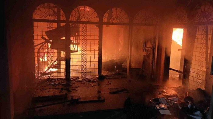 Foto: Kebakaran ludeskan rumah dua lantai di Siteba, Padang. (dok. Damkar Kota Padang).