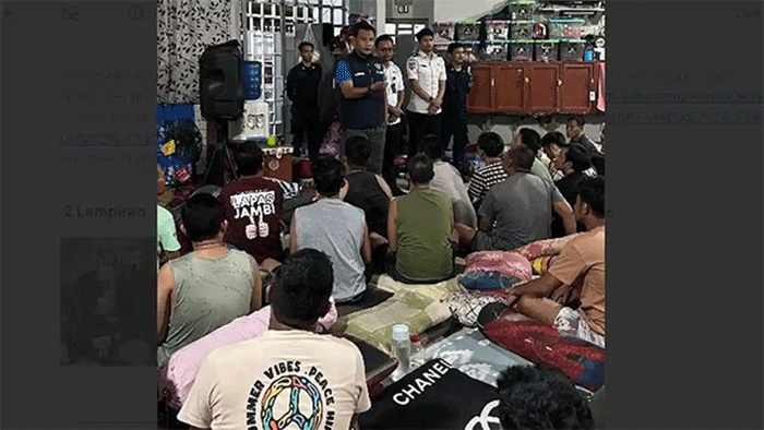 Kepala Lapas Kelas IIA Jambi, Syahroni Ali, melakukan pengecekan soal video napi menggunakan sabu di sel