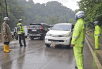 Kapolda Sumatera Barat, Irjen Polisi Gatot Suryanta, di jalan nasional jalur Lembah Anai yang menghubungkan Kota Padang dan Bukittinggi. Foto: Bakom RI