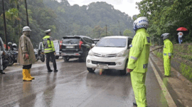 Kapolda Sumatera Barat, Irjen Polisi Gatot Suryanta, di jalan nasional jalur Lembah Anai yang menghubungkan Kota Padang dan Bukittinggi. Foto: Bakom RI