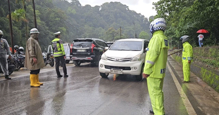 Kapolda Sumatera Barat, Irjen Polisi Gatot Suryanta, di jalan nasional jalur Lembah Anai yang menghubungkan Kota Padang dan Bukittinggi. Foto: Bakom RI