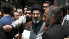 Mojtaba Khamenei, putra Pemimpin Tertinggi Iran Ayatollah Ali Khamenei, tengah, menghadiri rapat umum tahunan Quds, atau Hari Yerusalem di Teheran, Iran, pada 31 Mei 2019. Foto: AP Photo/Vahid Salemi