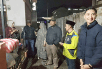 Aparat kecamatan ketika melakukan monitoring keberadaan rumah kos dan kontrakan di Padang Panjang.