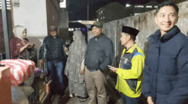 Aparat kecamatan ketika melakukan monitoring keberadaan rumah kos dan kontrakan di Padang Panjang.