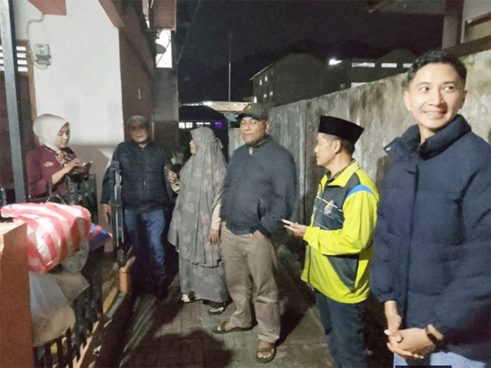 Aparat kecamatan ketika melakukan monitoring keberadaan rumah kos dan kontrakan di Padang Panjang.