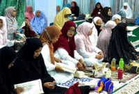 Ibu-ibu lajut usia peserta MTQ di Masjid Nurul Amri, Padang Panjang.