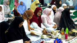 Ibu-ibu lajut usia peserta MTQ di Masjid Nurul Amri, Padang Panjang.